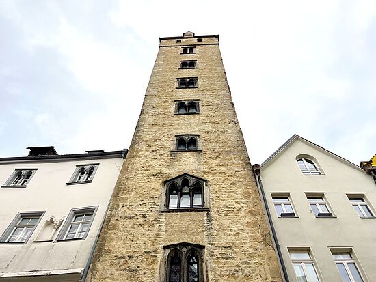 Man hat im übrigen schon davon gesprochen, den Turm zum Reklameturm umzubauen