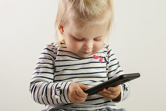 Baby oder Smartphone im Blick - Feinfühligkeit im Umgang mit digitalen Medien im Alltag