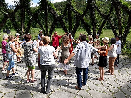 Anleitung zum sakralen Tanz  -  "Von der Bewegung in die Stille"