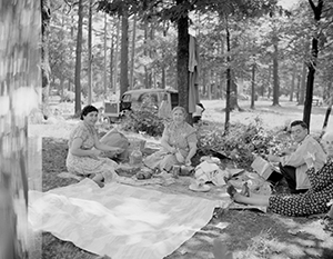 Picknick im evangelischen Kirchgarten: Kein Thema: ein Beitrag zum Frühstück ist erwünscht, Getränke und Brot/Butter sind vorhanden.